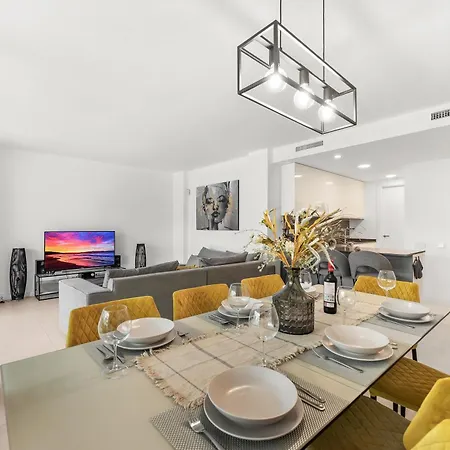 아파트 Spacious Garden With Balcony By Caseo 에스테포나