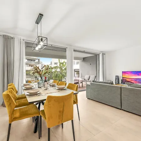 아파트 Spacious Garden With Balcony By Caseo 에스테포나