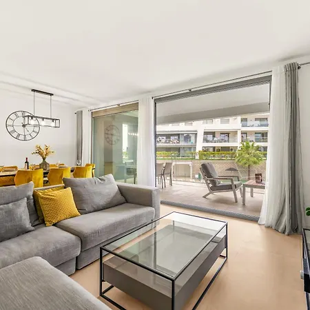 Spacious Garden With Balcony By Caseo 아파트 *