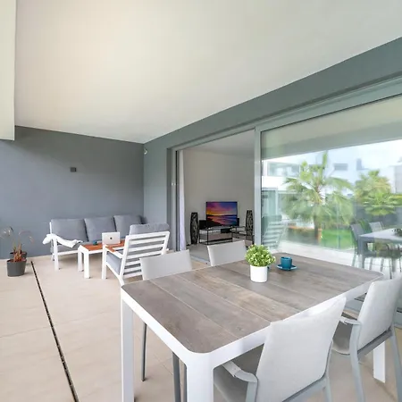 Spacious Garden With Balcony By Caseo