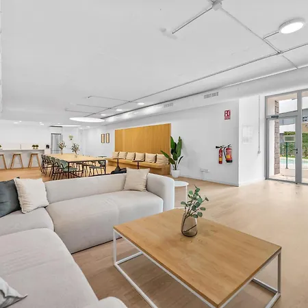 Spacious Garden With Balcony By Caseo 아파트 *